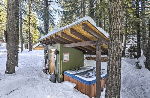 Tahoe Paradise Cabin | 8 Mi to Heavenly Mtn Resort! Hot Tub Hideaway