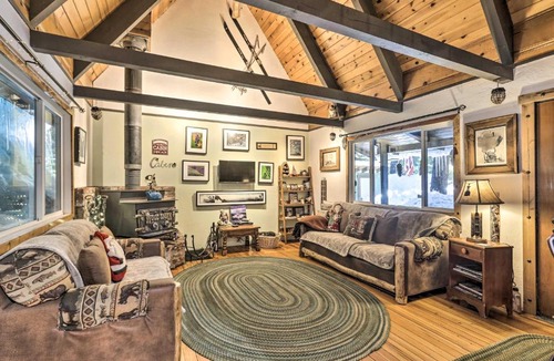 Tahoe Paradise House | 8 Mi to Heavenly Mtn Resort! Hot Tub Hideaway