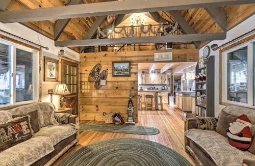 Tahoe Paradise House | 8 Mi to Heavenly Mtn Resort! Hot Tub Hideaway