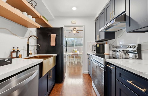 Kaweah House | 8 mi to Sequoia Natl Park! Kitchen, BBQ Grill, Firepit, Backyard, Pet-friendly!