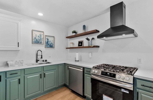 Hillcrest Apartment | 8BR Mission Hills Compound, Hot Tub & Games