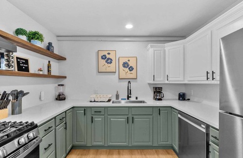 Hillcrest Apartment | 8BR Mission Hills Compound, Hot Tub & Games