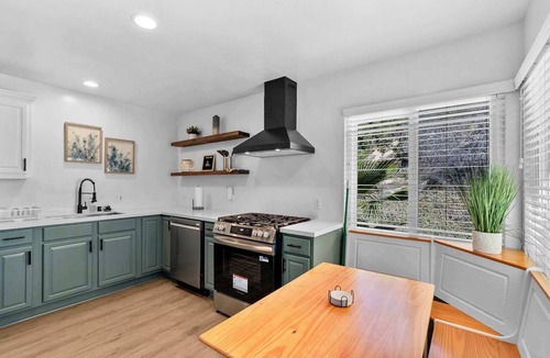 Hillcrest Apartment | 8BR Mission Hills Compound, Hot Tub & Games
