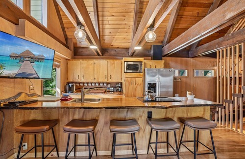Government Camp Ski Chalet | 9 Beds w/Hot Tub, Walkable, Backs to National Forest & Near Shuttle