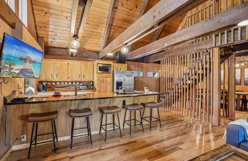 Government Camp Ski Chalet | 9 Beds w/Hot Tub, Walkable, Backs to National Forest & Near Shuttle