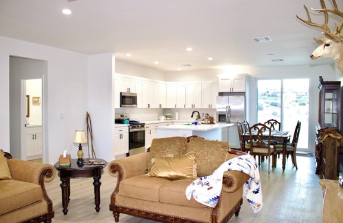 Greenehaven House | 9 Guests, Tesla EV,Pet Friendly, Native SW Theme