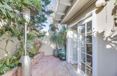 Los Angeles Apartment | 9 Mi to SoFi: Los Angeles Apartment w/Patio