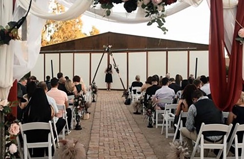 Glendale House | 99 Palms Event Venue: Barn, grass, pool, games, 6 beds