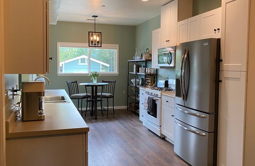 Atascadero House | A charming country escape. Near wineries, SLO, hiking, and SM Ranch & lake.