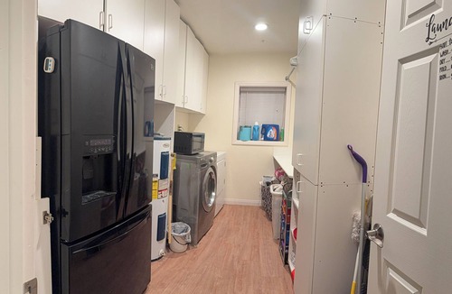 Bishop House | A Comfy, 1 bedroom, - 1 shared bathroom south