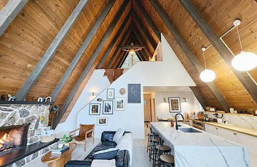 Blue Jay Cabin | A-Frame - 4 Bedroom + Loft Game Room Lake Access Fenced Yard AC
