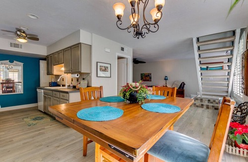 The Lakes House | A+Gem in a GREAT location! Includes clubhouse w/heated pool, gym, pickleball!