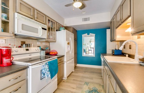 The Lakes House | A+Gem in a GREAT location! Includes clubhouse w/heated pool, gym, pickleball!