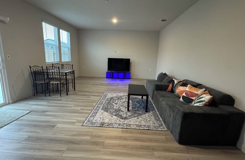Merced House | A Modern Retreat + Large Backyard + Near UC Merced + Gateway to Yosemite