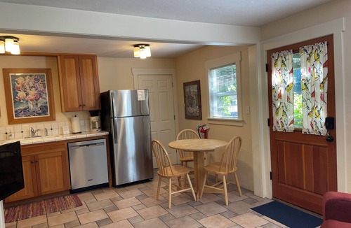 Ashland Cottage | ABBOTT'S COTTAGES- Duck cottage. 1 bedroom/1 bath, walking distance to downtown!