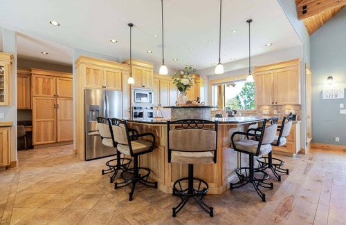Redmond House | Above The Crest - Views! Elegantly Perched, Hot Tub, Table Tennis, Luxury, Peaceful