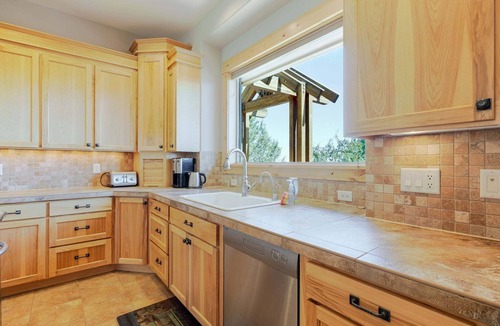 Redmond House | Above The Crest - Views! Elegantly Perched, Hot Tub, Table Tennis, Luxury, Peaceful