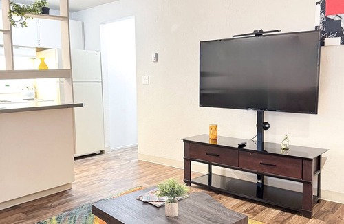 Corvallis Apartment | Abstract Abode- hot tub, gym, sauna