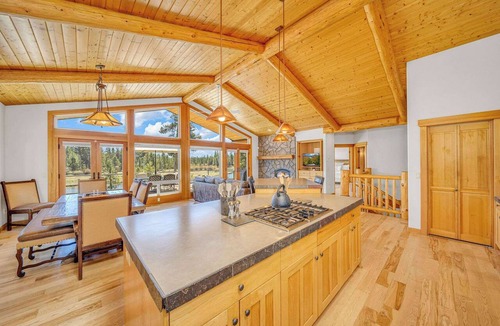 Three Rivers House | AC, on the Deschutes River, Luxury, quiet neighborhood, 5 star views!