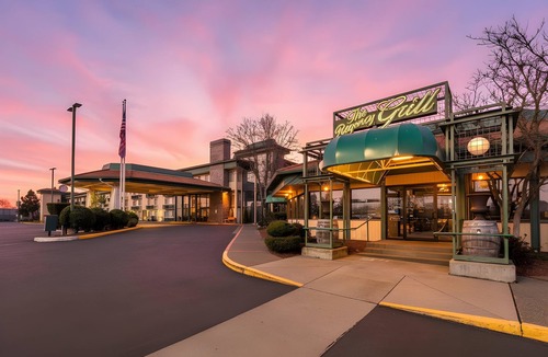 Medford Apartment | ADA King Room | Breakfast Included | Near MFR