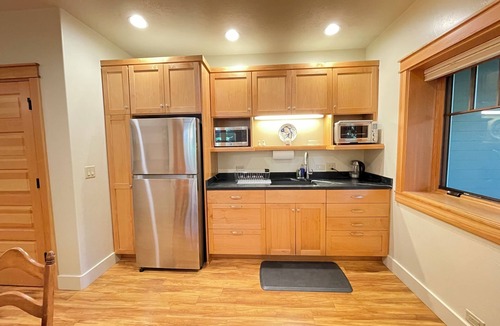 Siskiyou-Hargadine Historic District Apartment | Adjacent to Downtown Ashland and Lithia Park, Lithia Park Suite 2