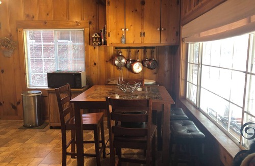 Al Tahoe Cabin | Adorable 2-bedroom cabin in South Lake Tahoe perfect for getaway.