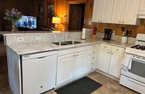 Al Tahoe Cabin | Adorable 2-bedroom cabin in South Lake Tahoe perfect for getaway.