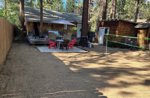 Al Tahoe Cabin | Adorable 2-bedroom cabin in South Lake Tahoe perfect for getaway.