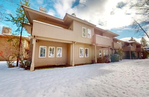 Broken Top House | Adorable Bend townhome with ideal location kitchenette & central AC