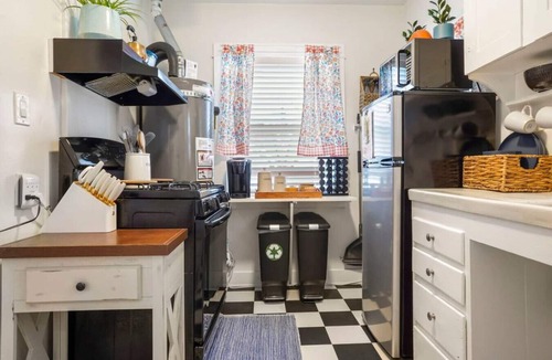 Hillcrest House | Adorable Quirky Hideaway BIG Private Enclosed Yard