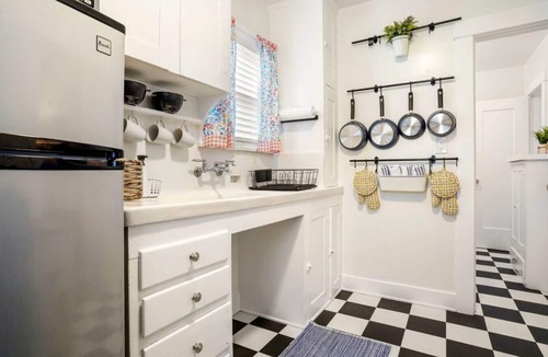 Hillcrest House | Adorable Quirky Hideaway BIG Private Enclosed Yard