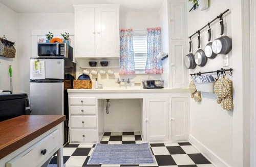 Hillcrest House | Adorable Quirky Hideaway BIG Private Enclosed Yard
