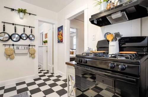 Hillcrest House | Adorable Quirky Hideaway BIG Private Enclosed Yard