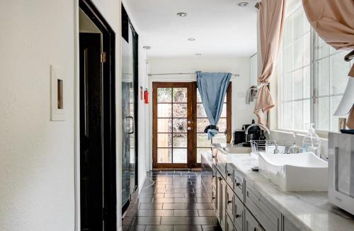 Oakland Apartment | Adorable studio In Oakland Zoo Neib