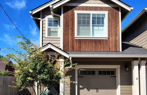 Carlton House | Adventure Awaits - Wine country oasis w Cozy deck