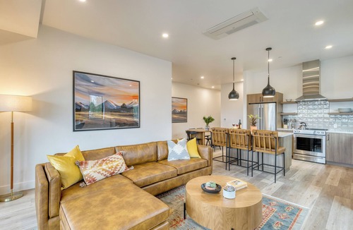 Bend House | Aerie Chic 4 Unit Buyout | 10BDR | Hot Tub + Mountain Views | Mins to Downtown