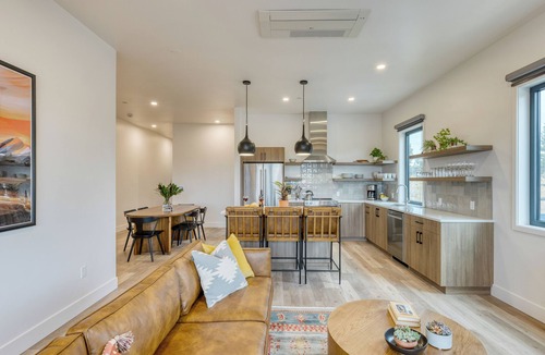 Bend House | Aerie Chic 4 Unit Buyout | 10BDR | Hot Tub + Mountain Views | Mins to Downtown