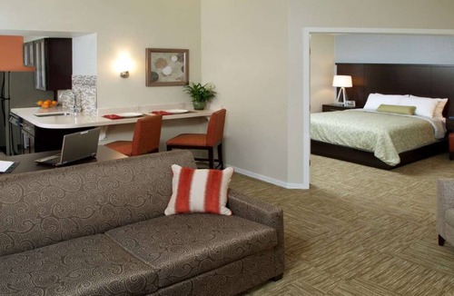 Sunnyvale Resort | Affordability Meets Comfort! TWO Spacious 2B Suites, Onsite Swimming Pool!