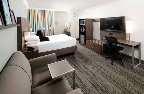 Temecula Hotel | Affordable Accommodation in Signature Temecula! Onsite Pool, Free Parking