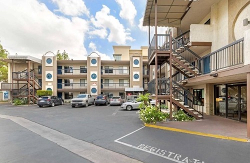 Anaheim Resort Hotel | Affordable Comfort Near Disneyland Entrance Ideal for Families