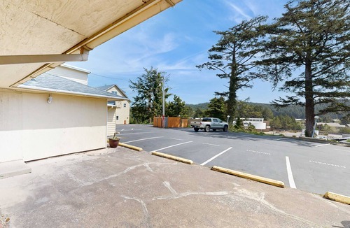 Lincoln City House | Affordable Dog Friendly Studio Ocean Views and Nearby Beach Access