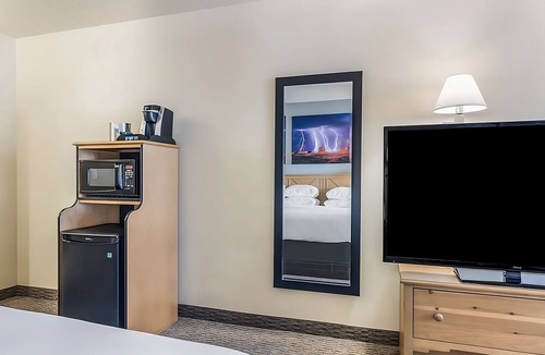Palm Valley Hotel | Affordable Getaway at Red Lion Inn & Suites Goodyear Phoenix! Free Breakfast!
