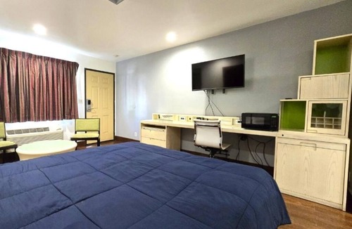 Buena Park Hotel | Affordable King Room Close to Knotts Berry Farm – Only 1.2 Miles Away