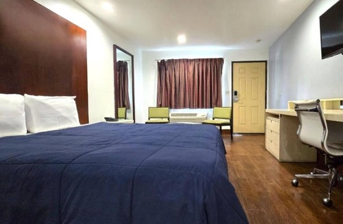 Buena Park Hotel | Affordable King Room Close to Knotts Berry Farm – Only 1.2 Miles Away