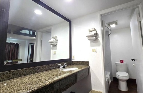 Buena Park Hotel | Affordable King Room Close to Knotts Berry Farm – Only 1.2 Miles Away