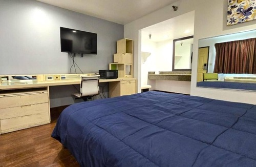 Buena Park Hotel | Affordable King Room Close to Knotts Berry Farm – Only 1.2 Miles Away