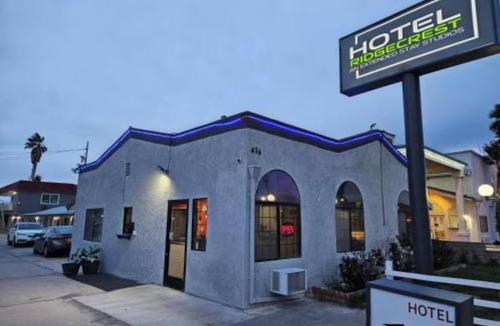Ridgecrest Hotel | Affordable Room in Ridgecrest w/King Bed, Free Parking & Near Local Favorites