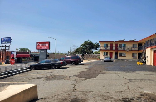 Oakland Hotel | Affordable Room w/King Bed + Desk | Near Oakland Zoo – Just 0.9 Mile Away