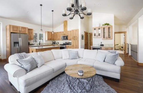 Tahoe Vista House | Agate Bay Gem by Tahoe Getaways - Luxury 3BR - Easy walk to Beach!