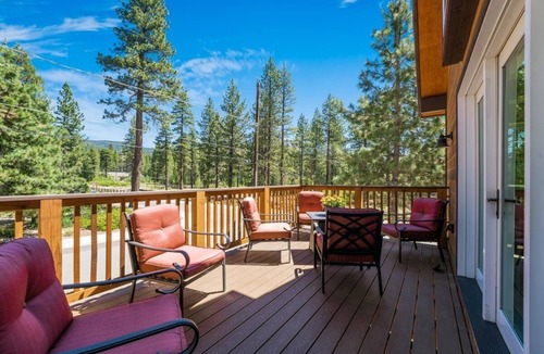 Tahoe Vista House | Agate Bay Gem by Tahoe Getaways - Luxury 3BR - Easy walk to Beach!